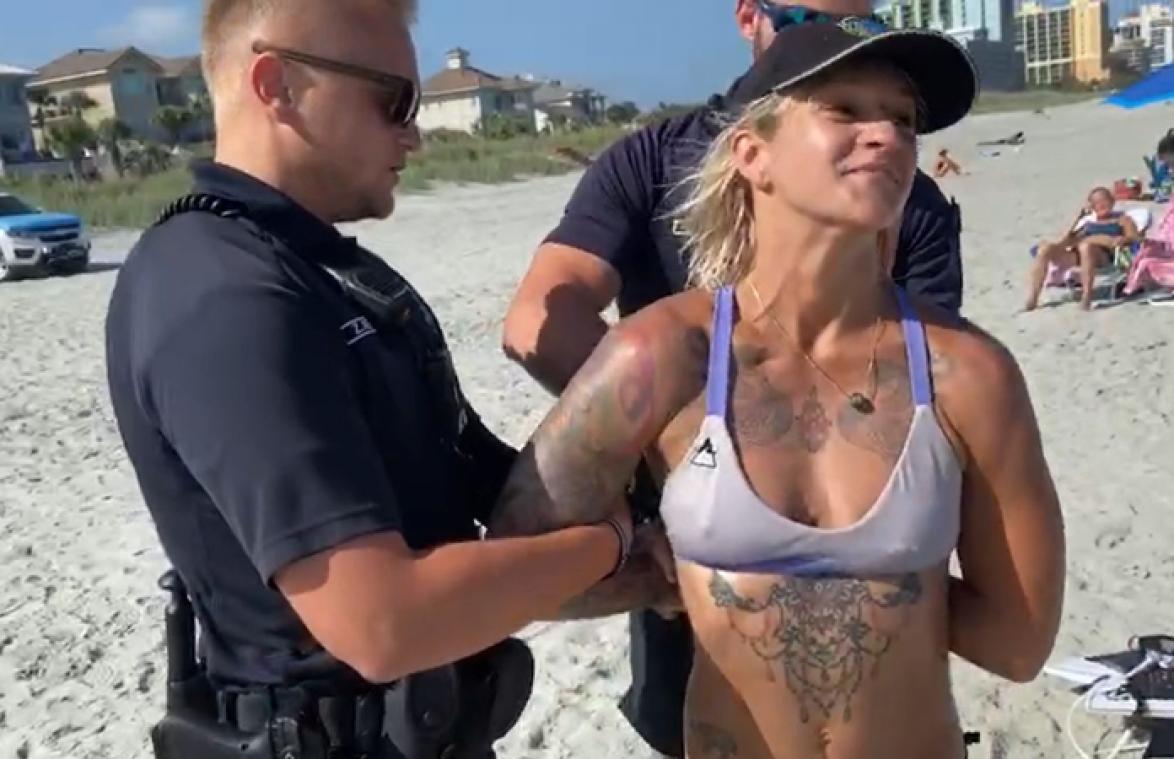 Gecomprimeerd Verbergen gek Vrouw in boeien geslagen omdat ze string draagt op het strand (video) -  Metrotime