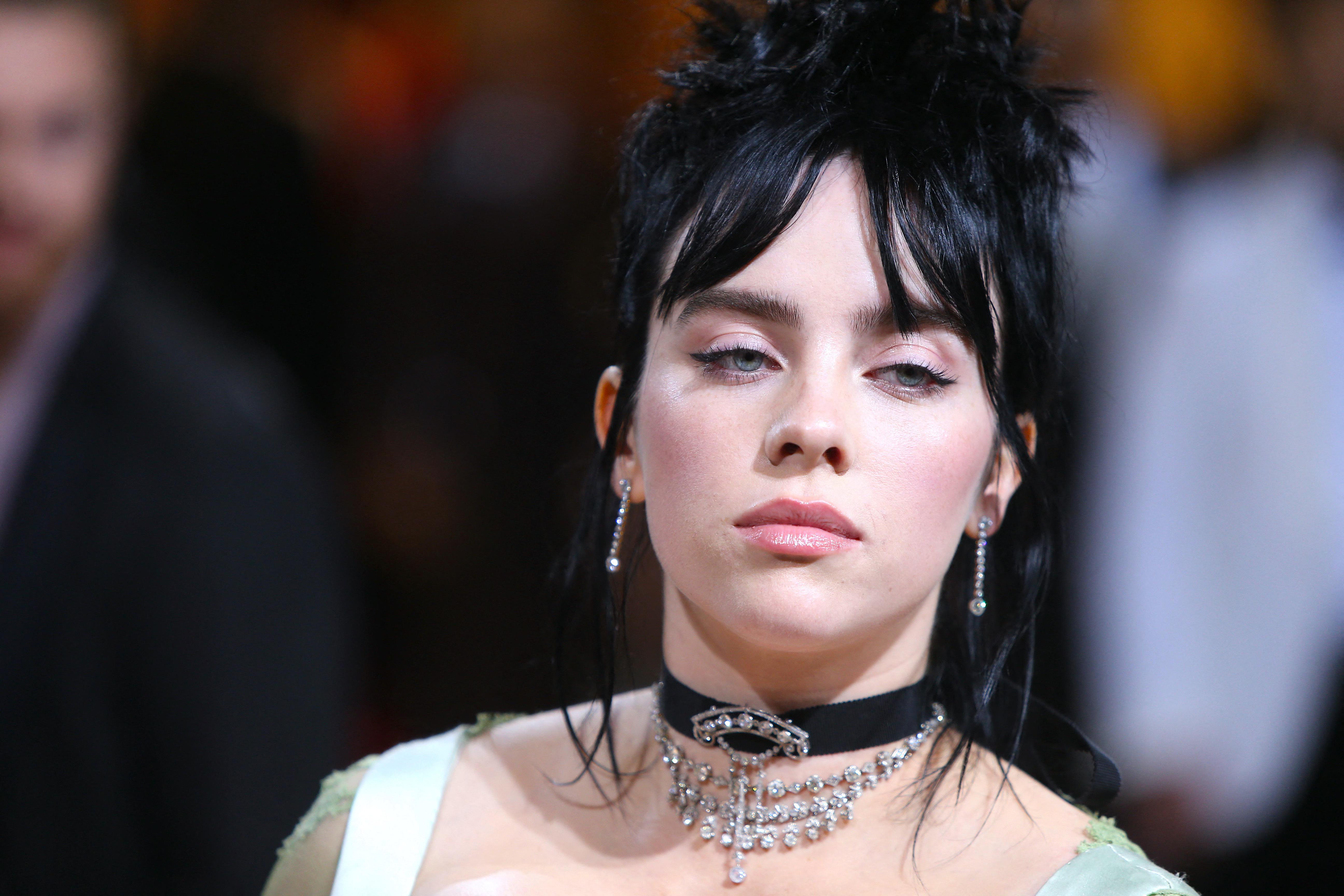 Billie Eilish over Tourette Syndroom en tics: «Ik ben er ongelofelijk door  in de war» (video) - Metrotime